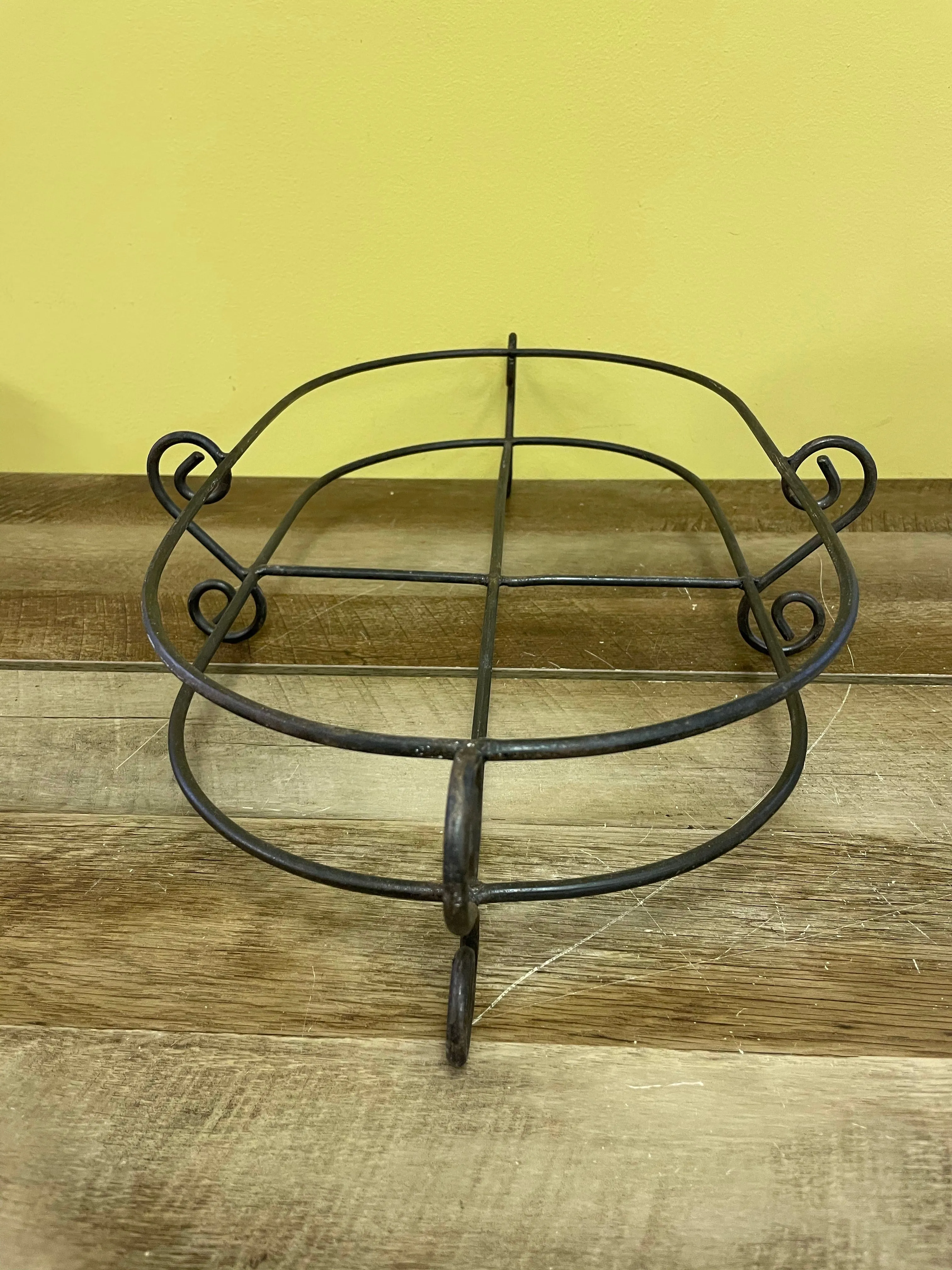€€ Rustic Cast Iron Oval Planter Casserole Dish Holder