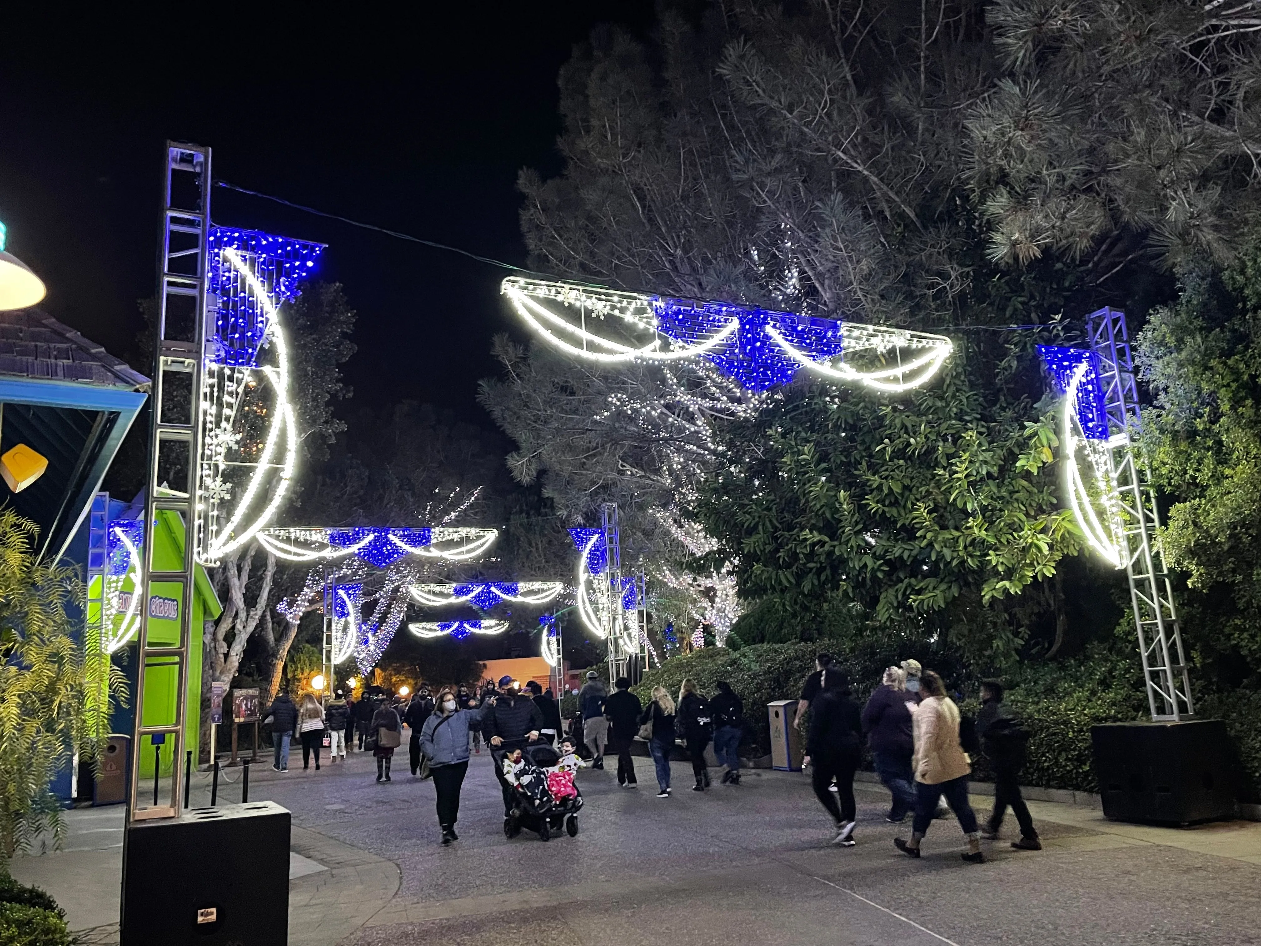 6FT LED BLUE SNOWFLAKE POLE MOUNT