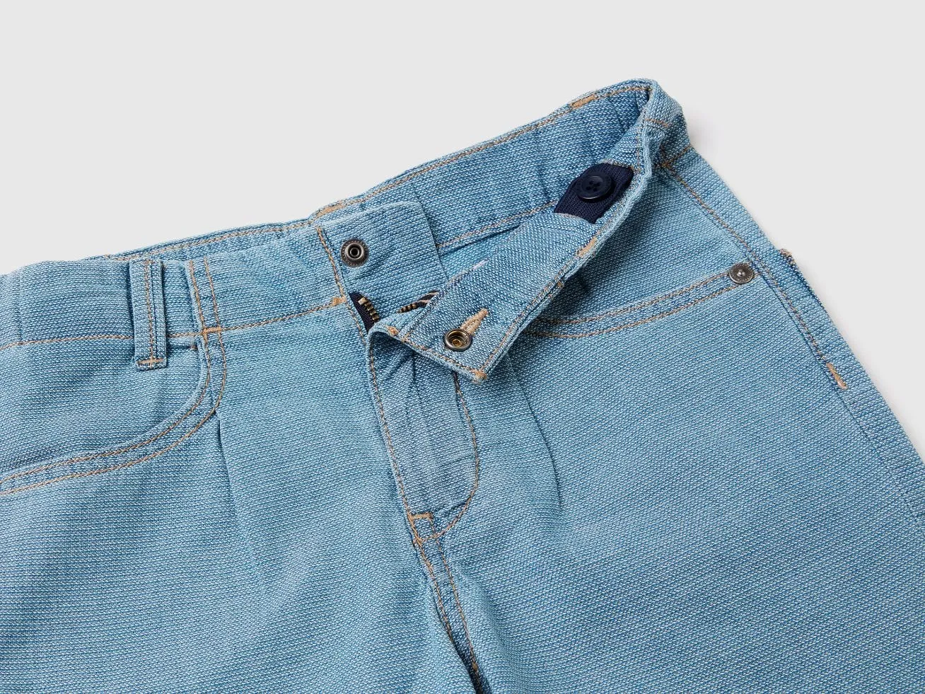 Lightweight denim bermudas