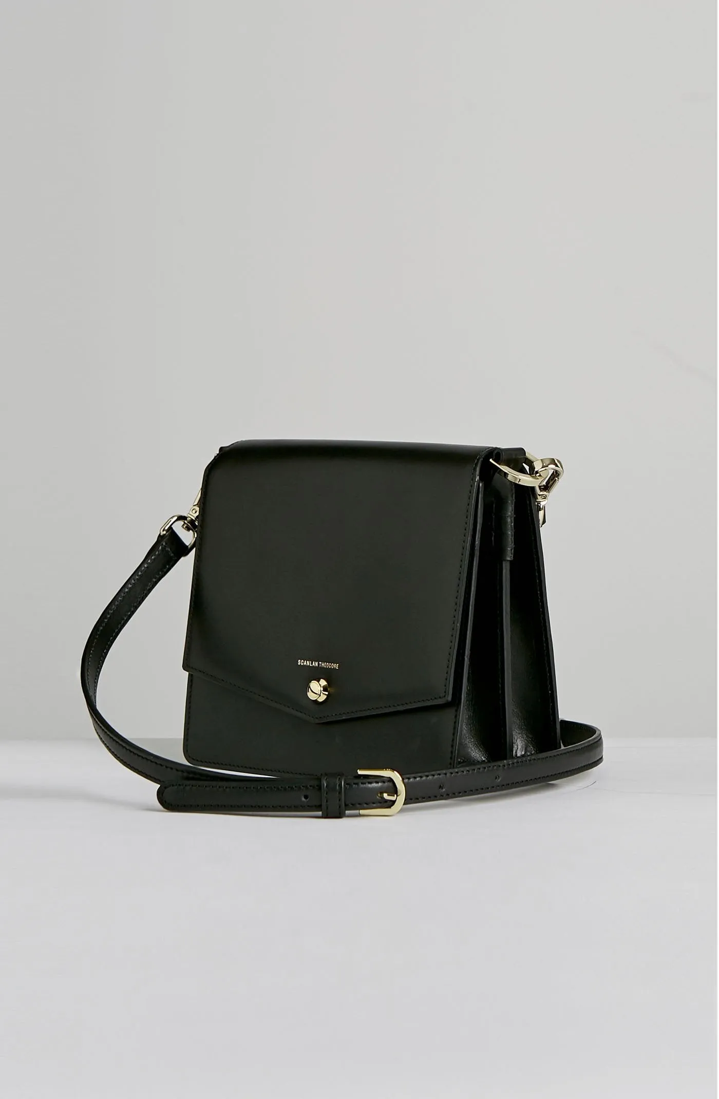 MESSENGER BAG