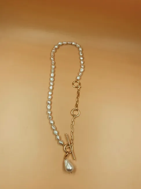 Radhika Apte in Classic Toggle Pearl Necklace