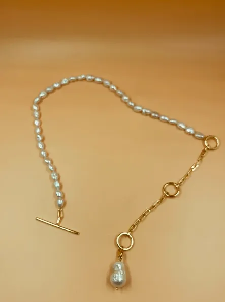 Radhika Apte in Classic Toggle Pearl Necklace