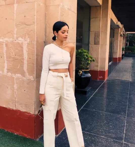 Radhika Apte in Classic Toggle Pearl Necklace
